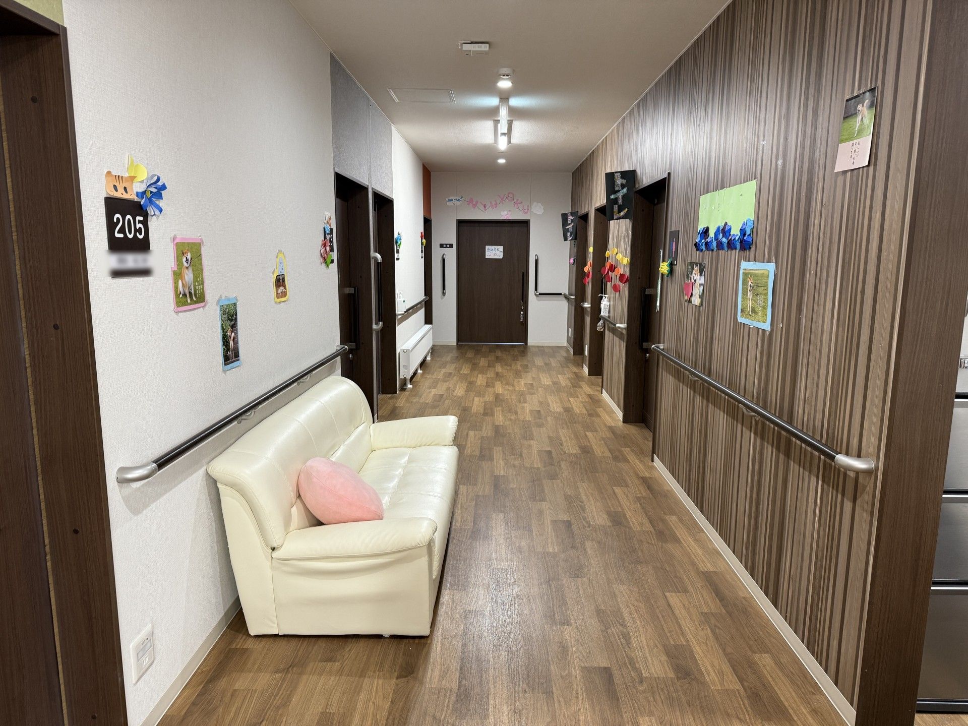 明るい廊下のソファ