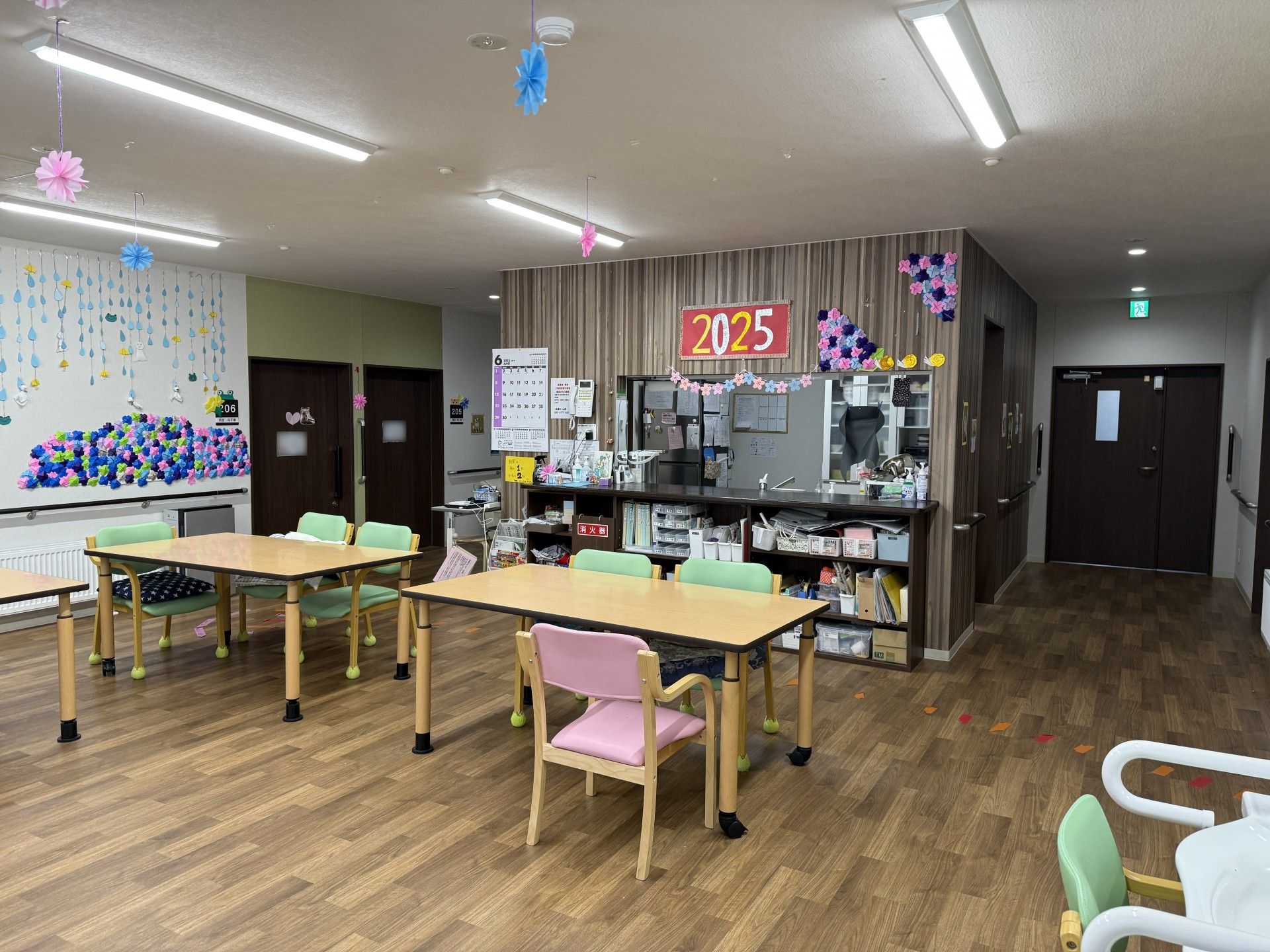 飾り付けが施された共有スペース