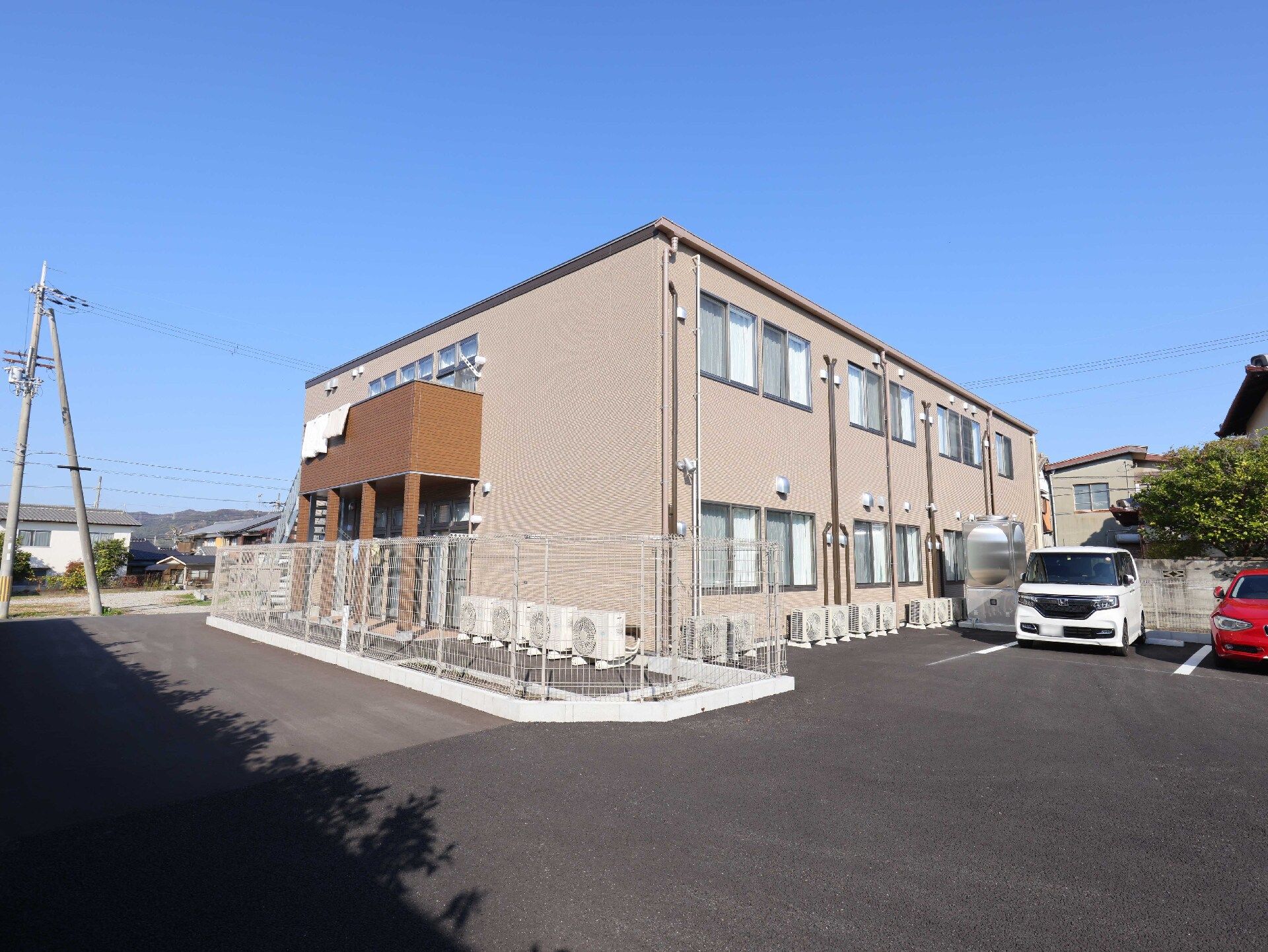 近隣に駐車場が設置されている介護施設の外観