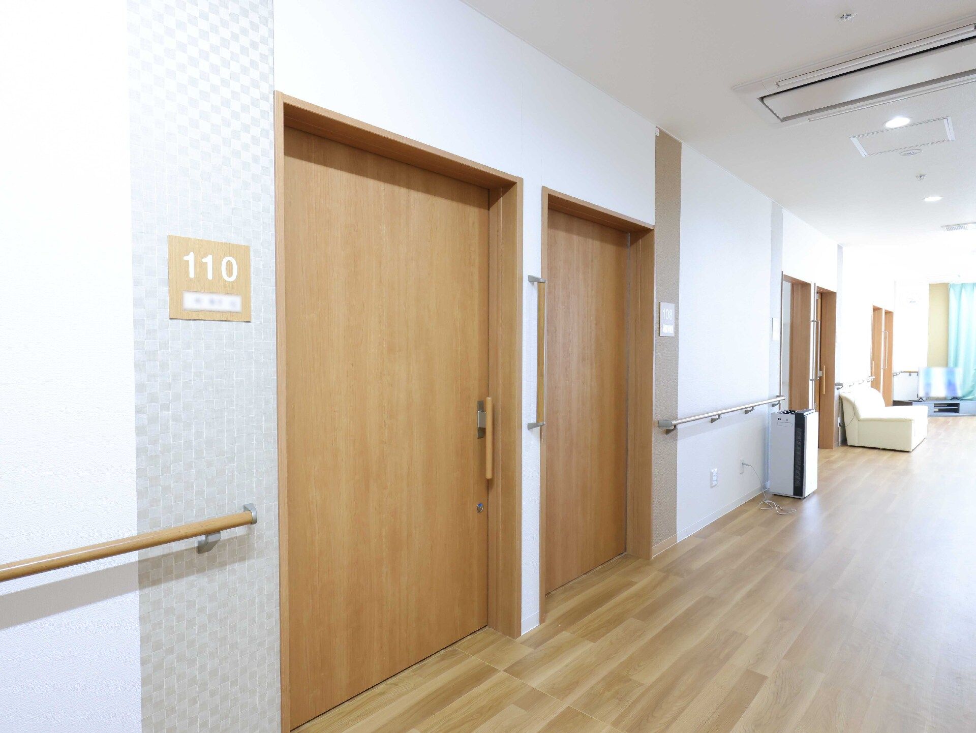バリアフリーが完備され、手すりが設置され、段差が解消されている廊下