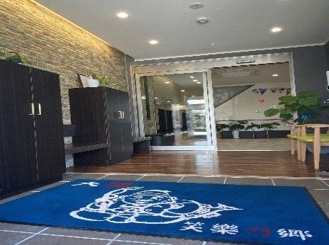 青い玄関マットが置かれた玄関