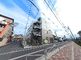 街中に佇む落ち着いた建物