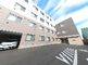 広々とした駐車場のある施設外観