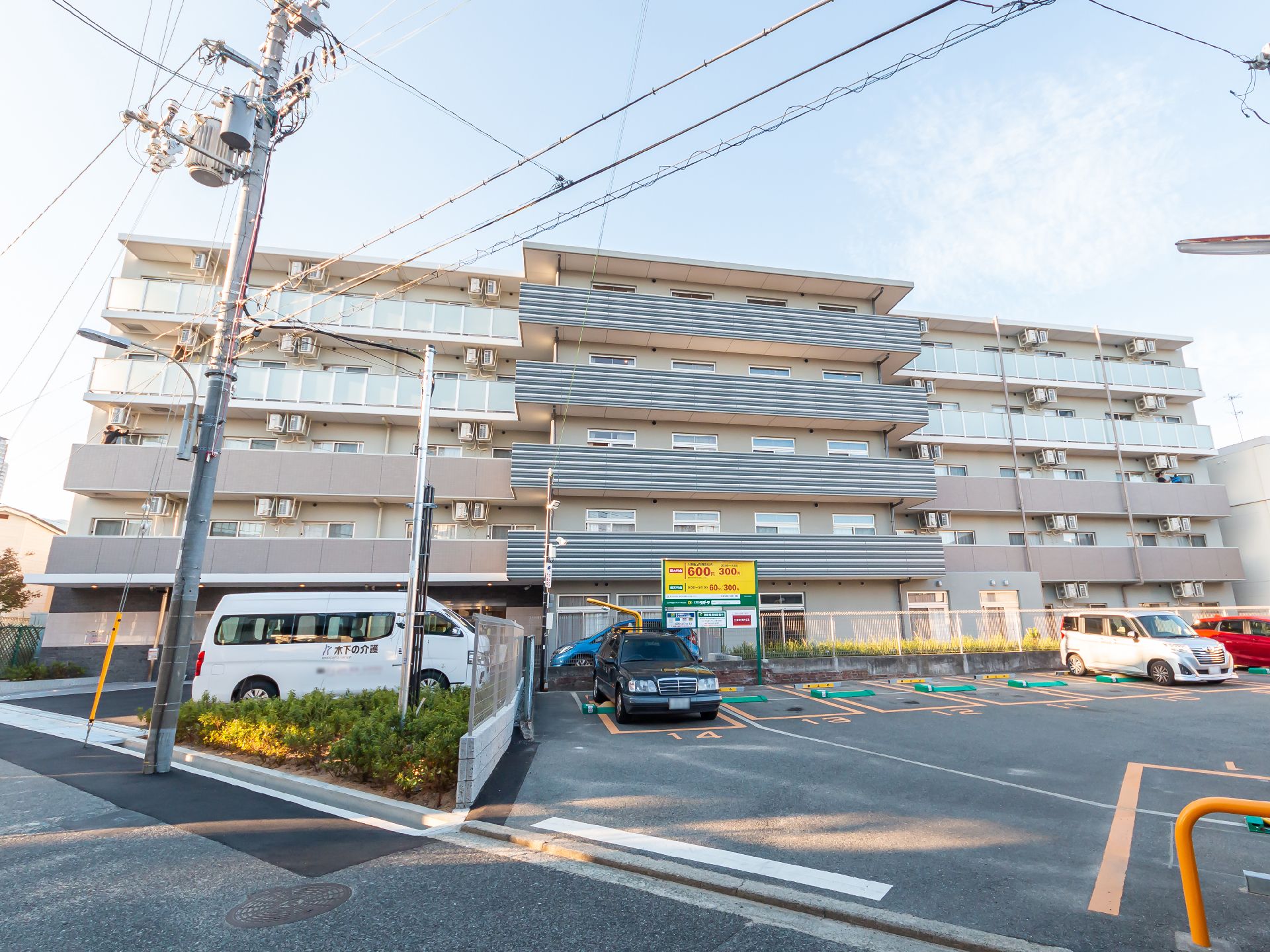 駐車場から撮影した介護施設の外観
