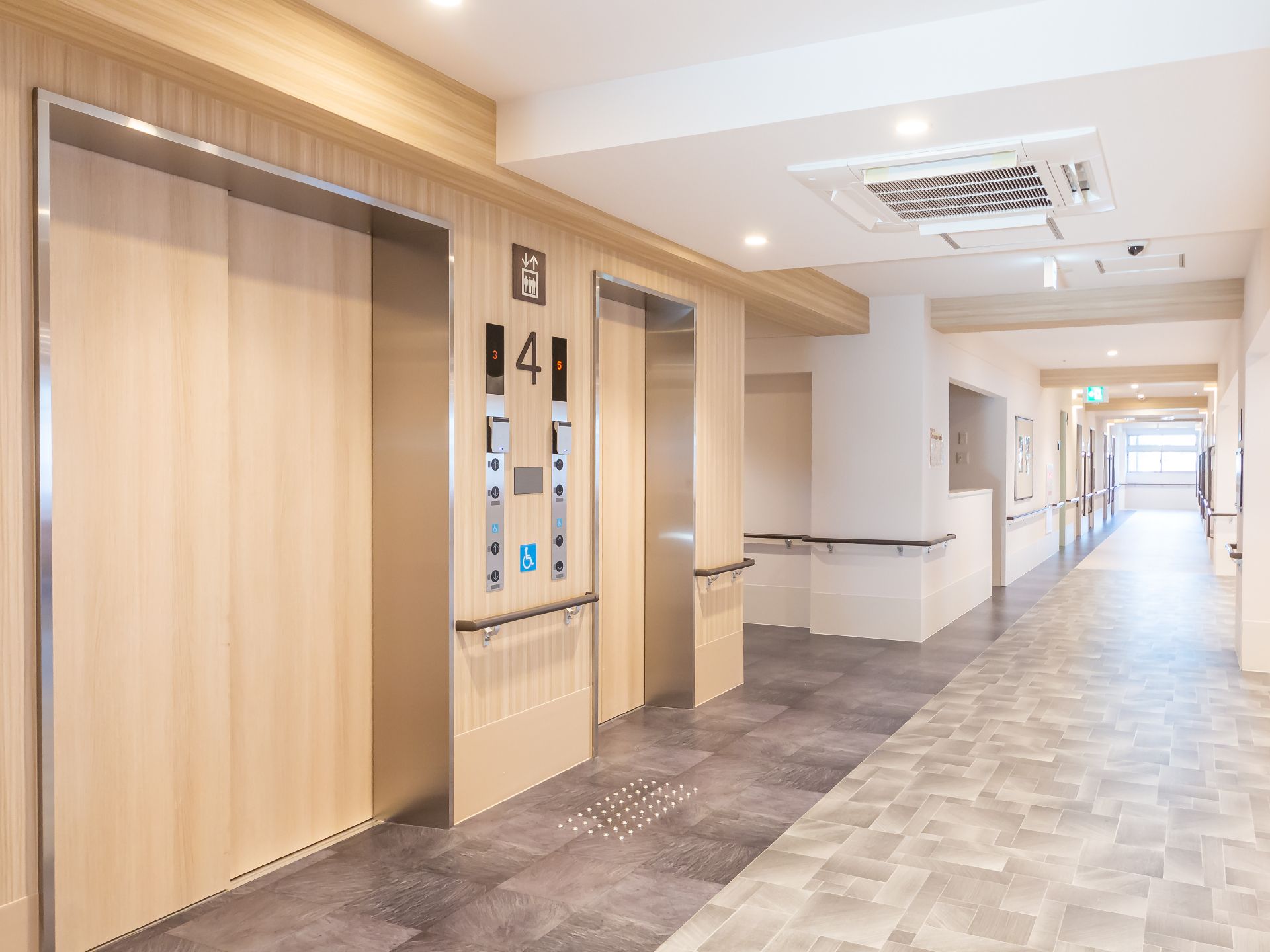 楽に利用できるように館内に手すりがついているエレベーター