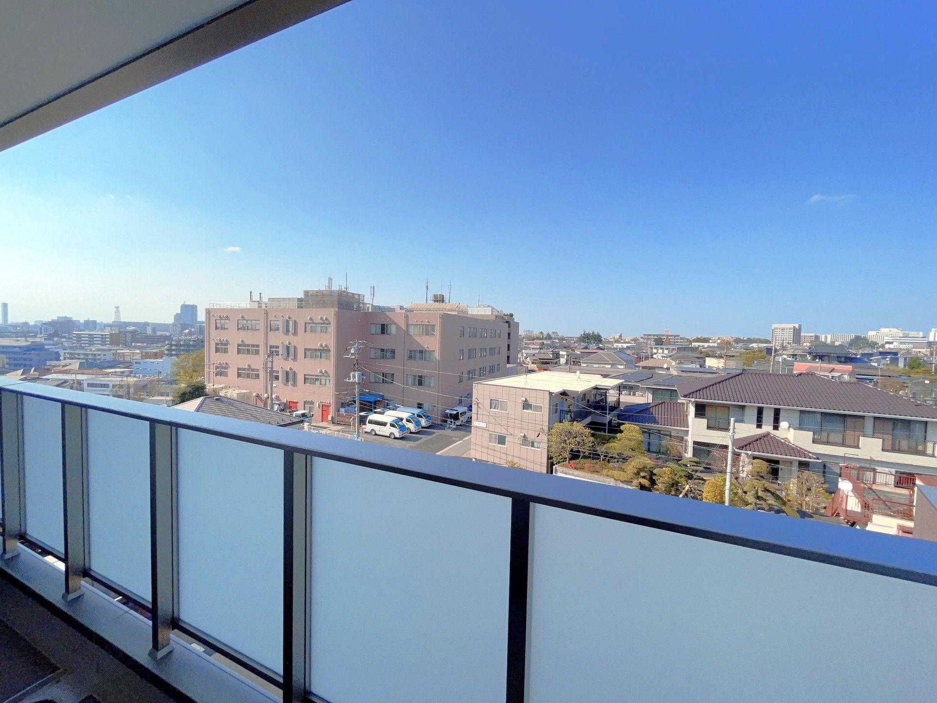 広々とした景色のバルコニー