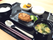 白いご飯に味噌汁、かぼちゃの煮物、メンチカツのようなものにブロッコリーが添えられている。