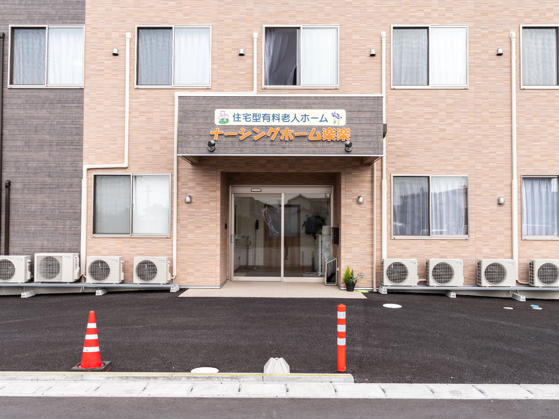 エレベーターが完備された２階建ての施設