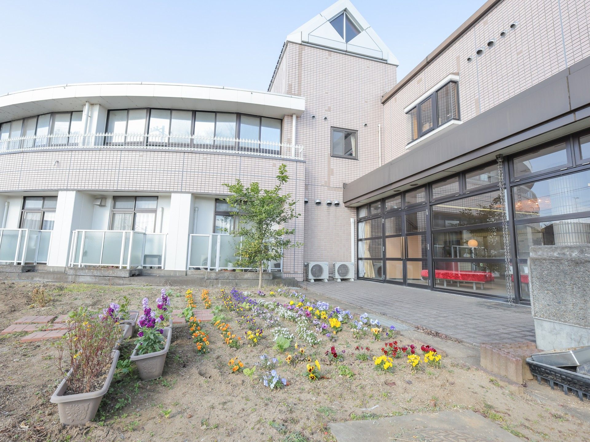 色とりどりの花壇の外観