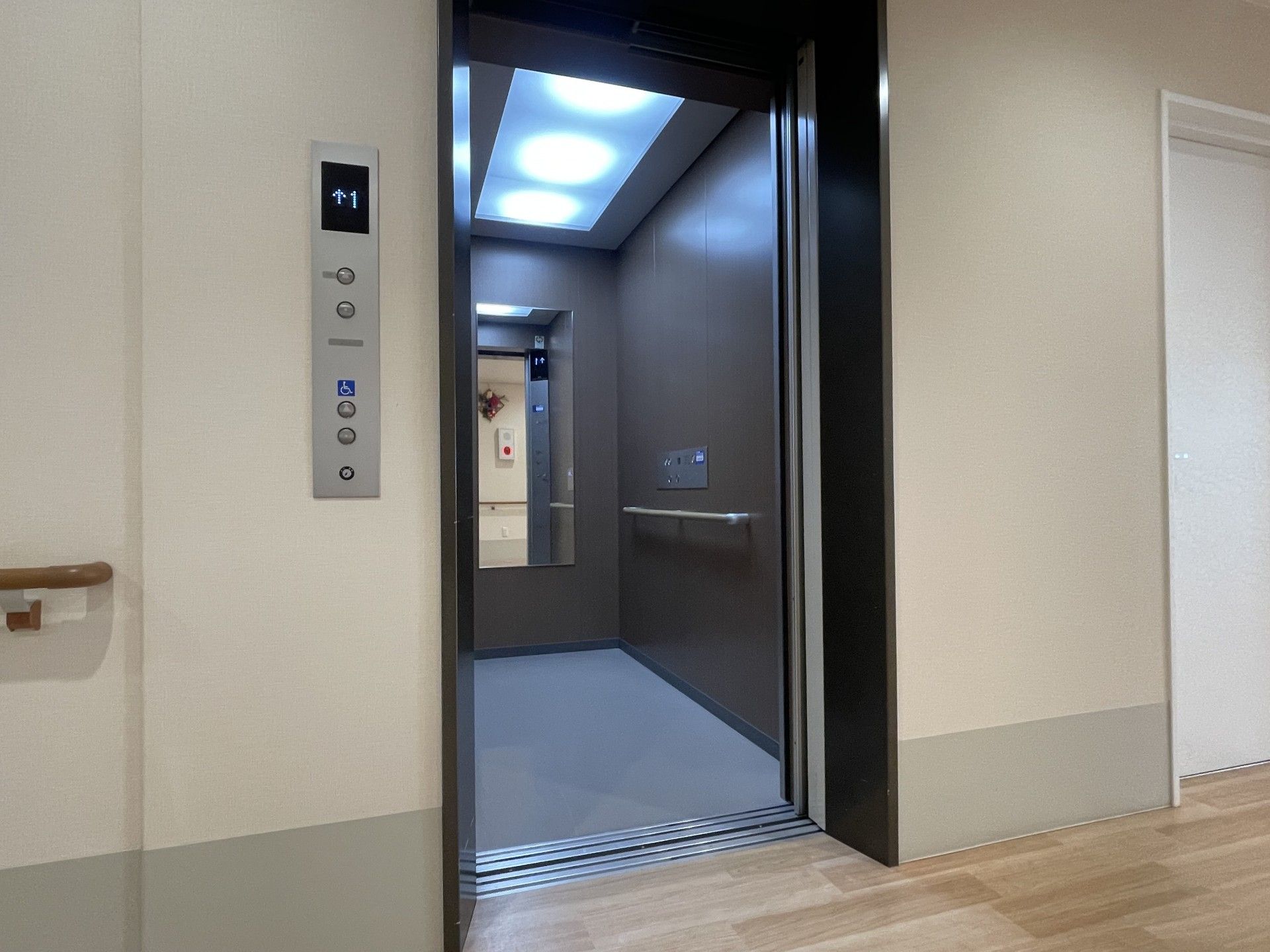 開いたエレベーターの扉