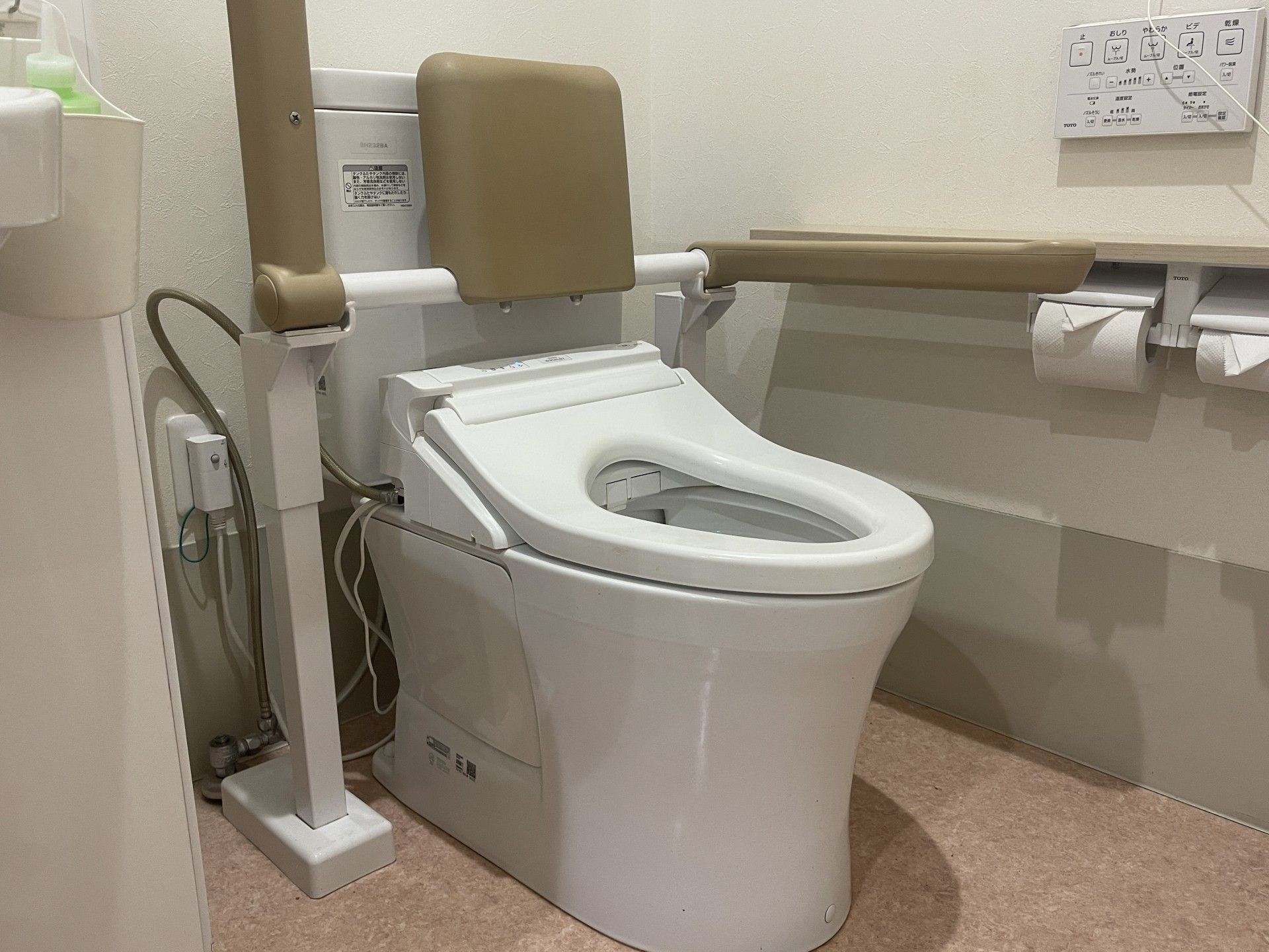 手すり付きのトイレ