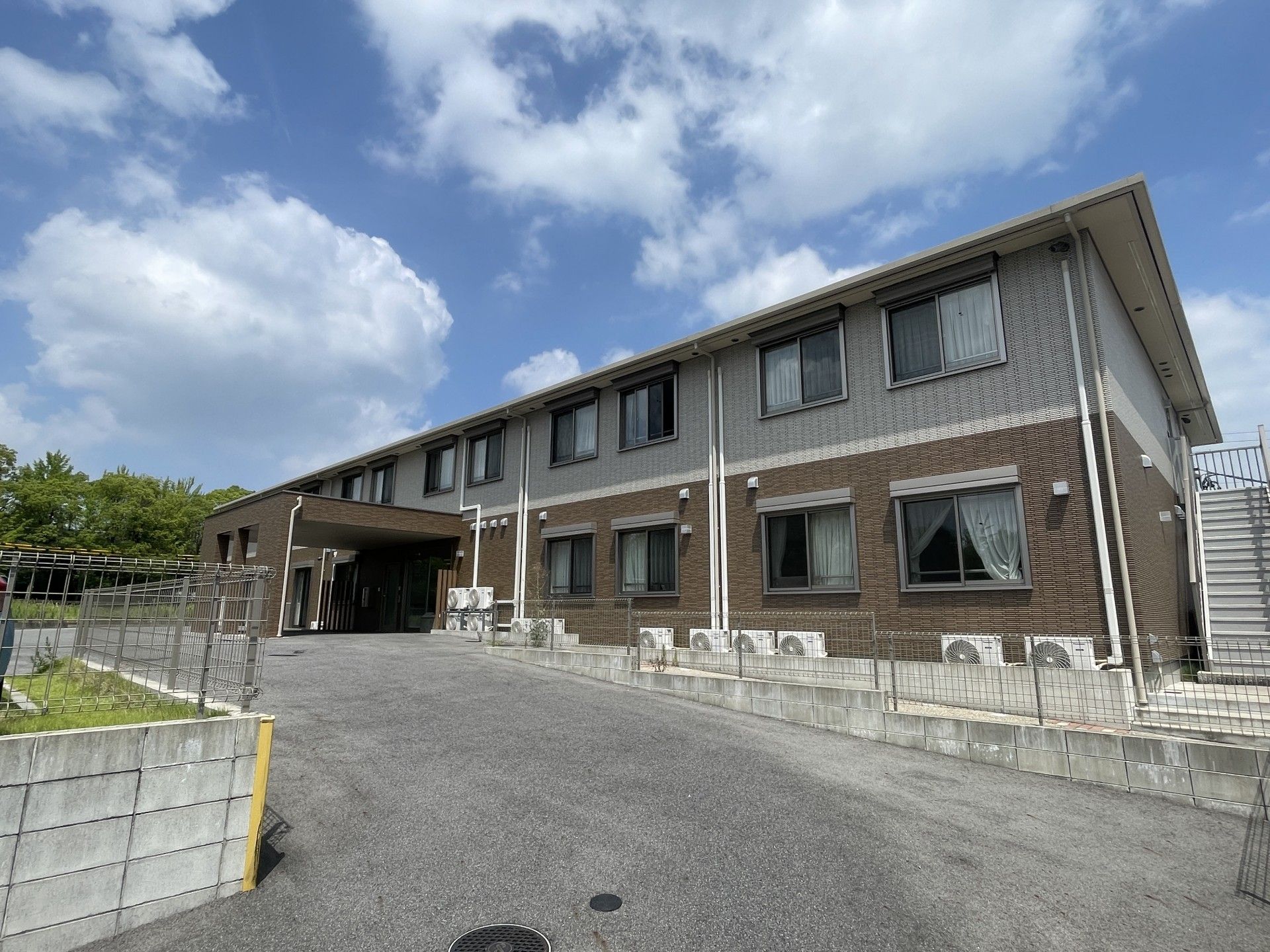 青空の下の建物外観