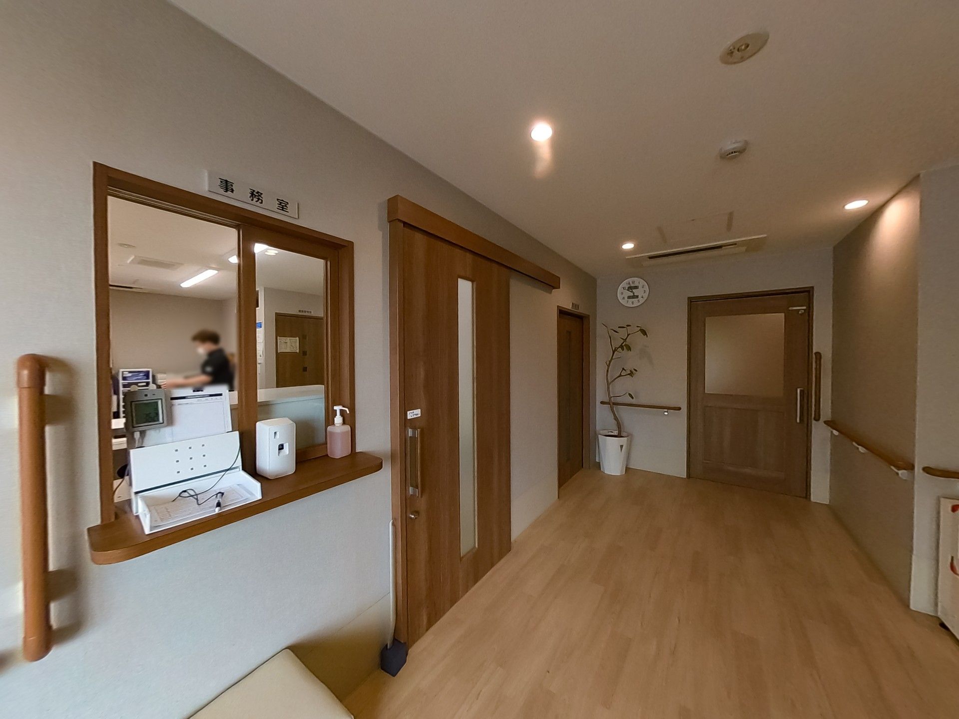 事務室前の廊下