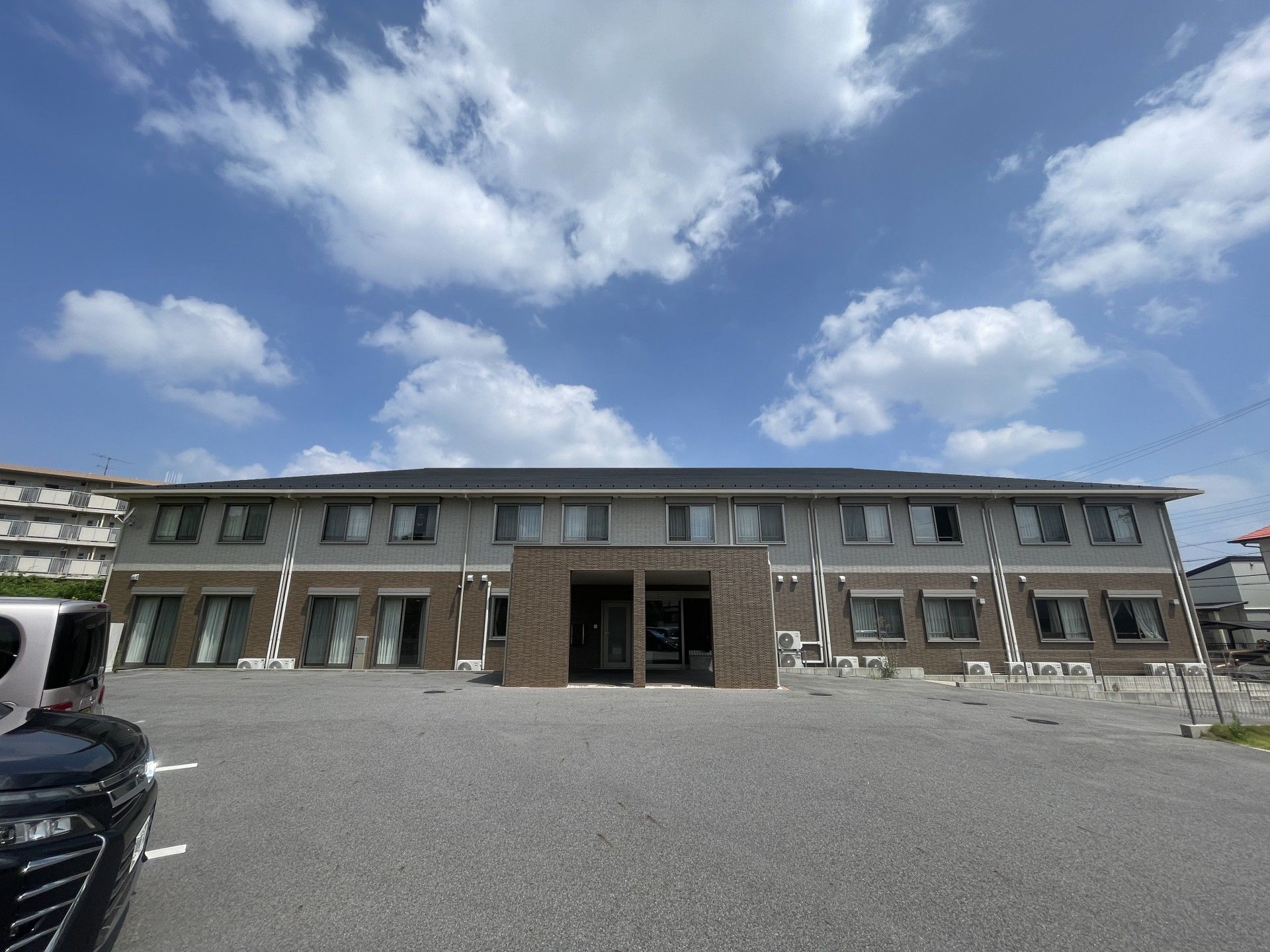 広い駐車場のある建物