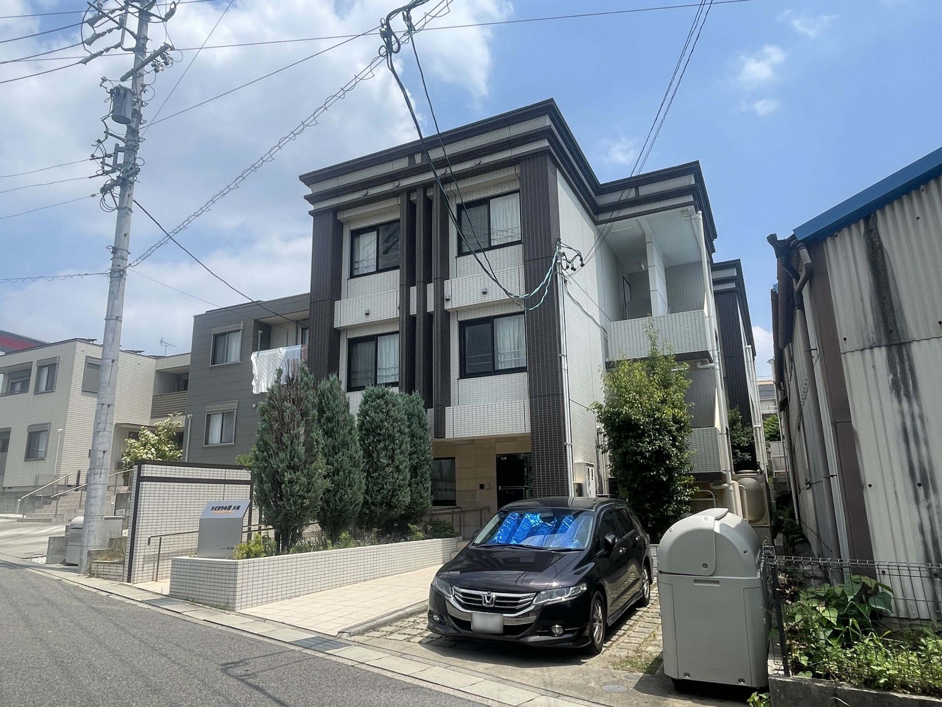 落ち着いた外観の建物