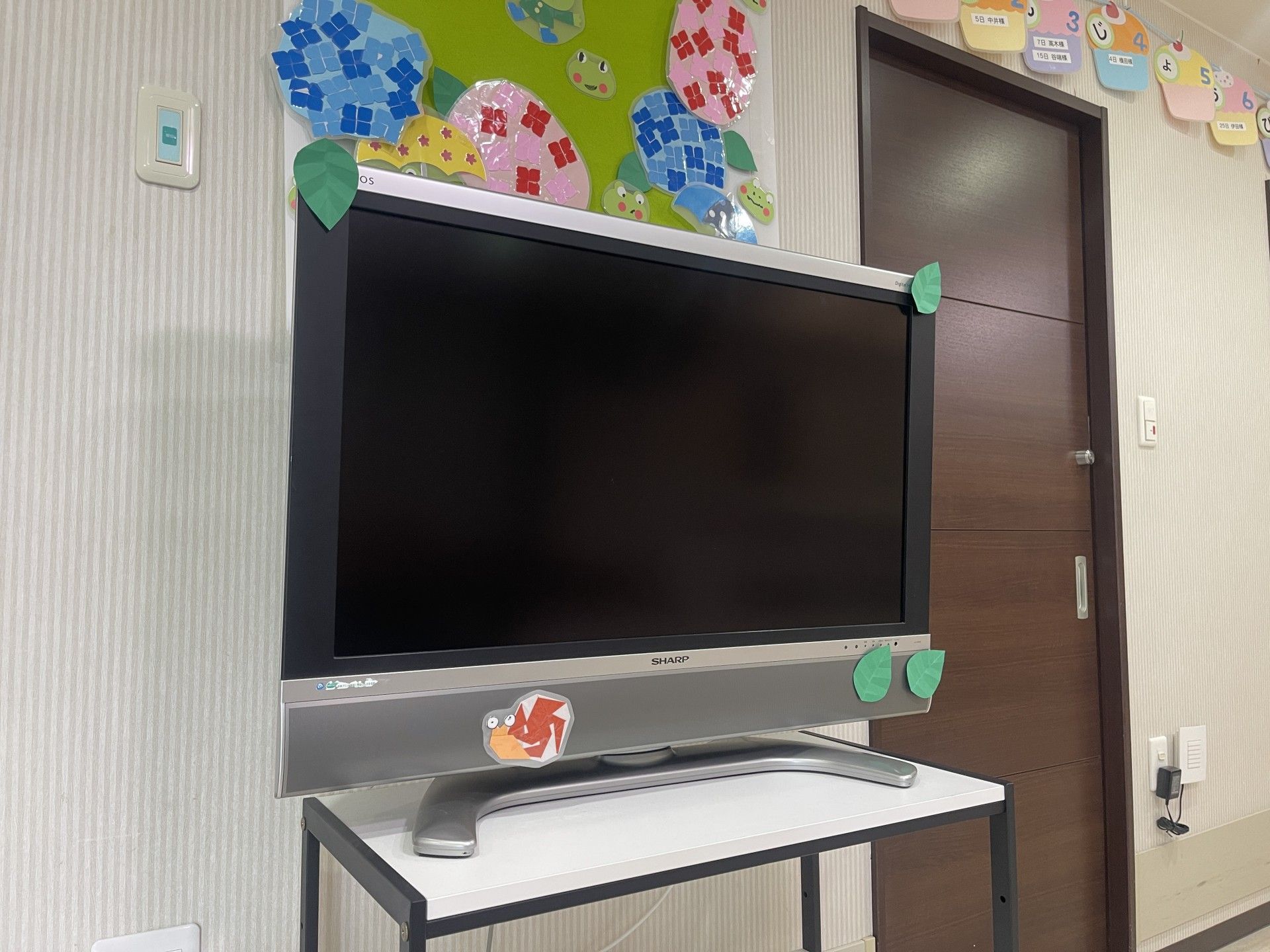 飾り付けられたテレビ