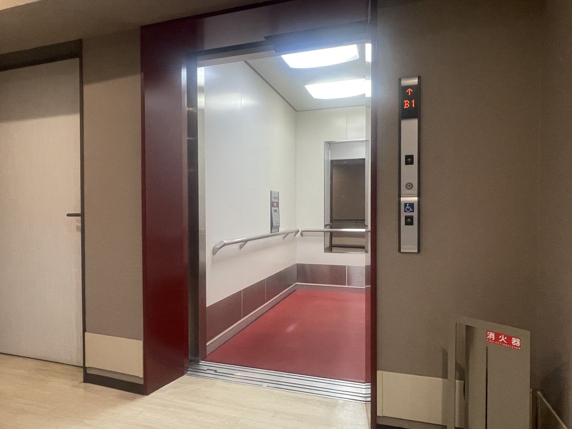 広いエレベーター