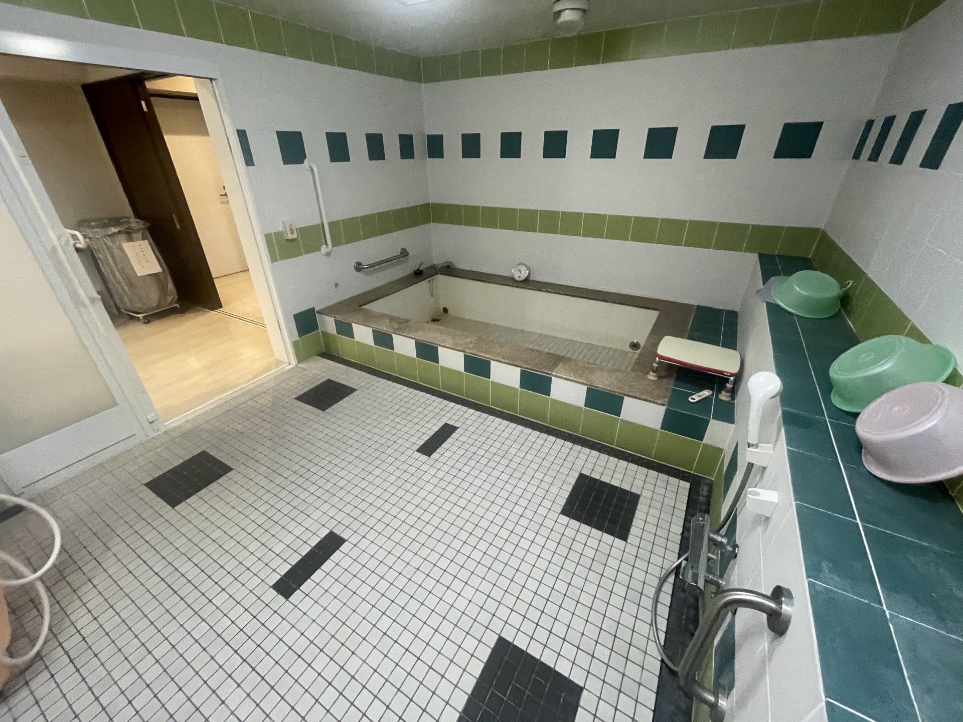 広々とした浴室