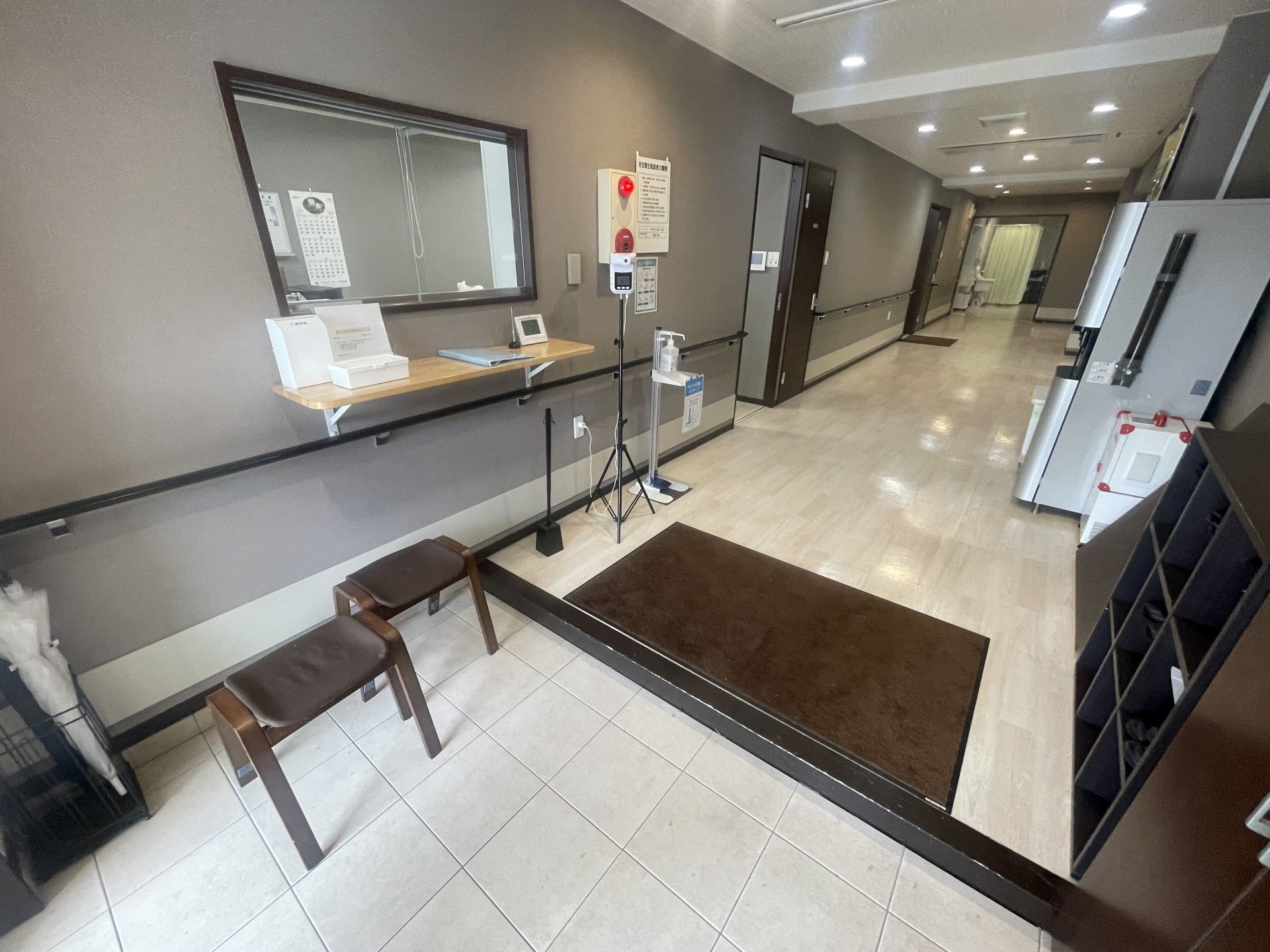 広い廊下と受付