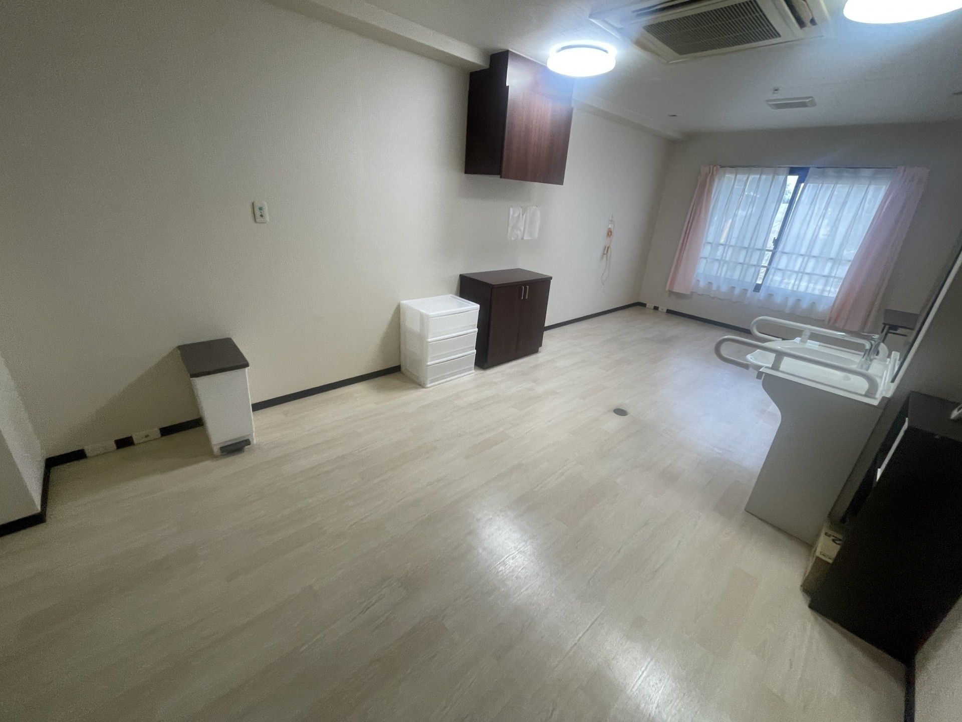 明るい個室の様子