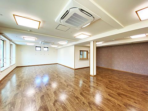 広々とした明るい居室