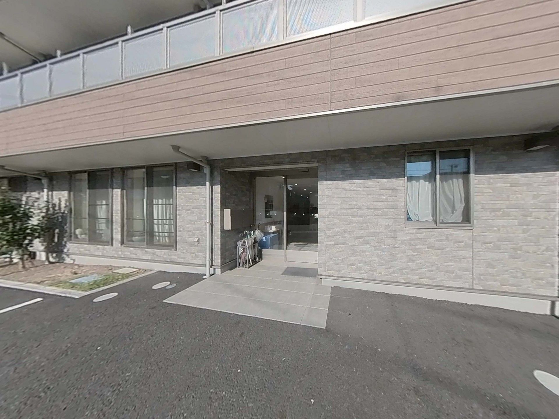明るい入り口の施設外観