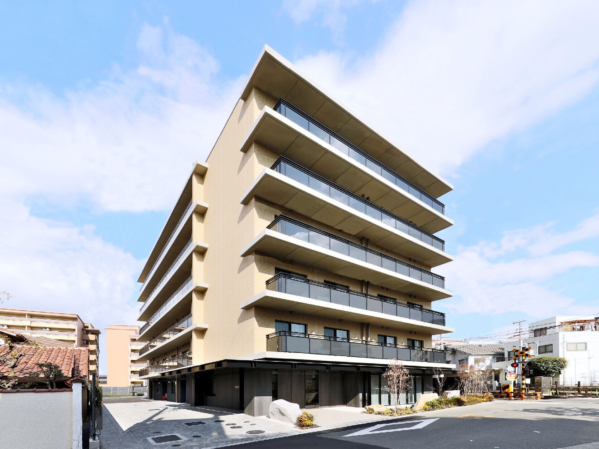 6階建ての建物周りには草木が植えられ、各フロアにベランダがあり、日当たりのいい場所に建っている。