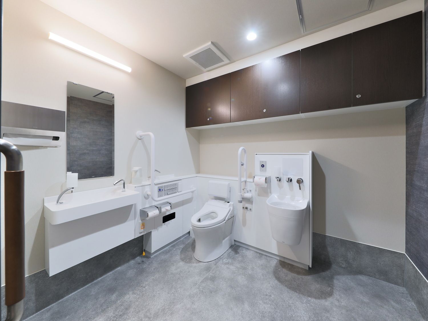 ふたのない便座が付いた洋式のトイレが設置されたオストメイト対応のトイレは広く、手洗い場もある。