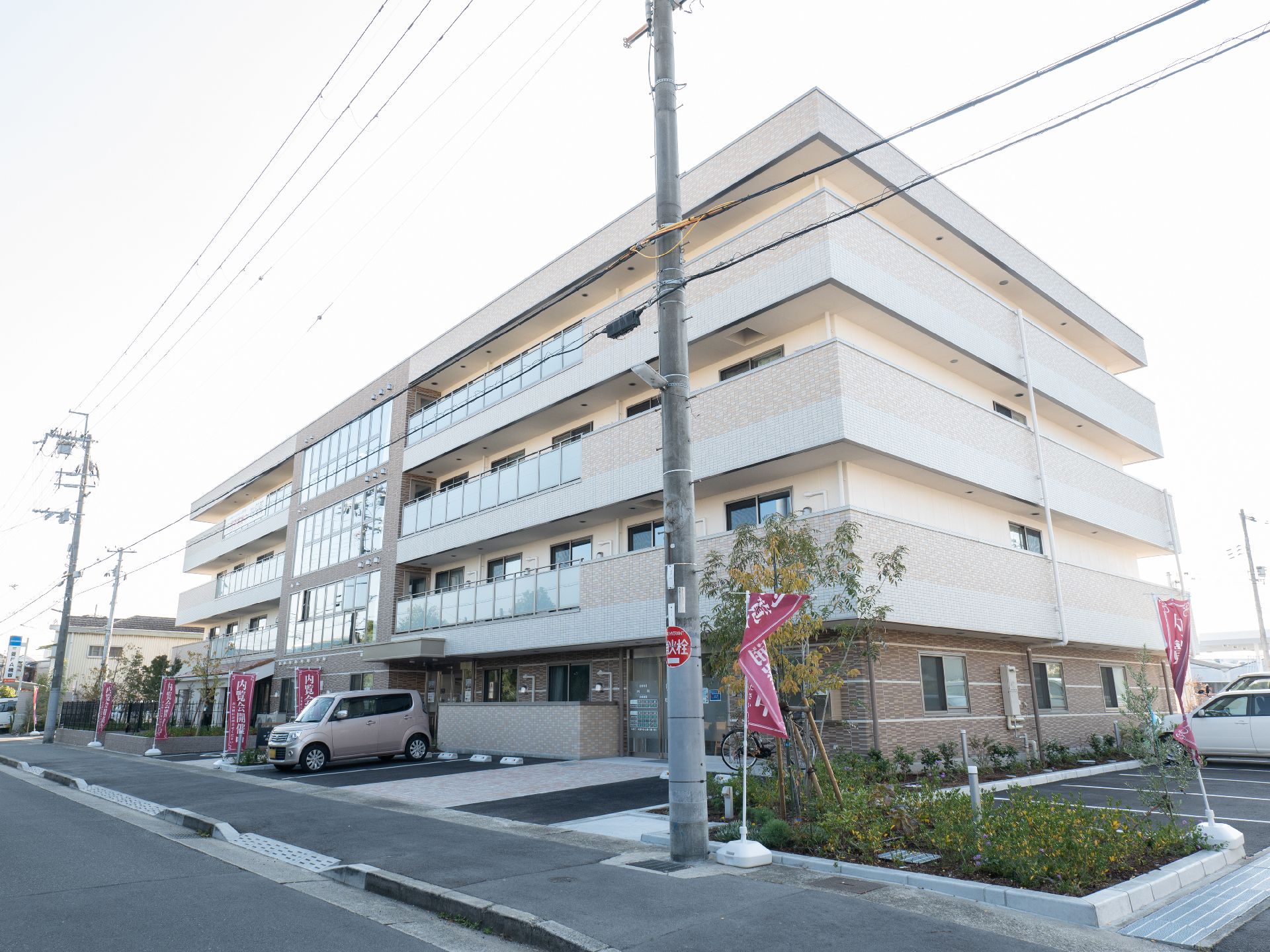 道路面に建てられている介護施設の外観