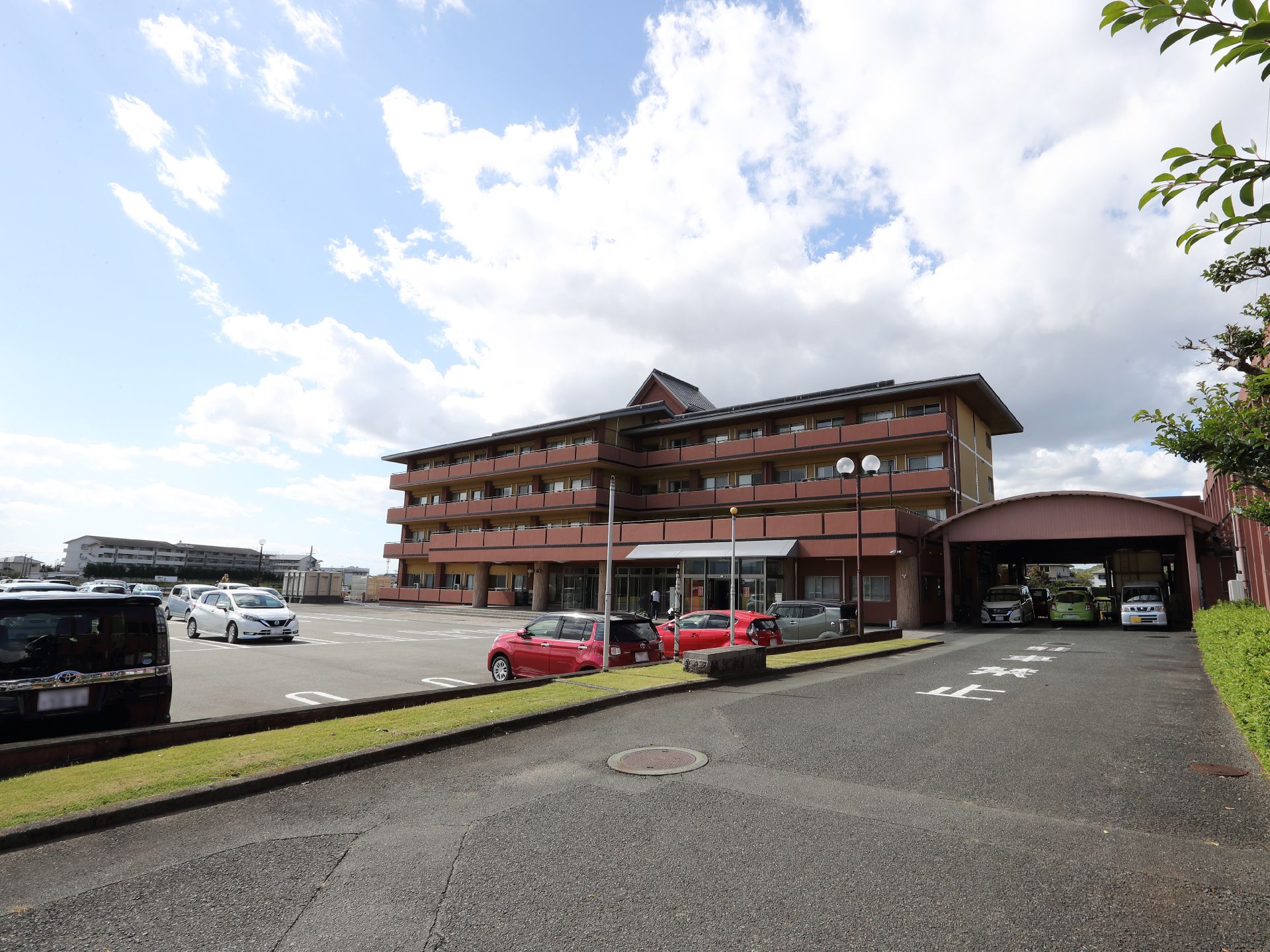 駐車場が広いので、遠方からでもアクセスできる介護施設