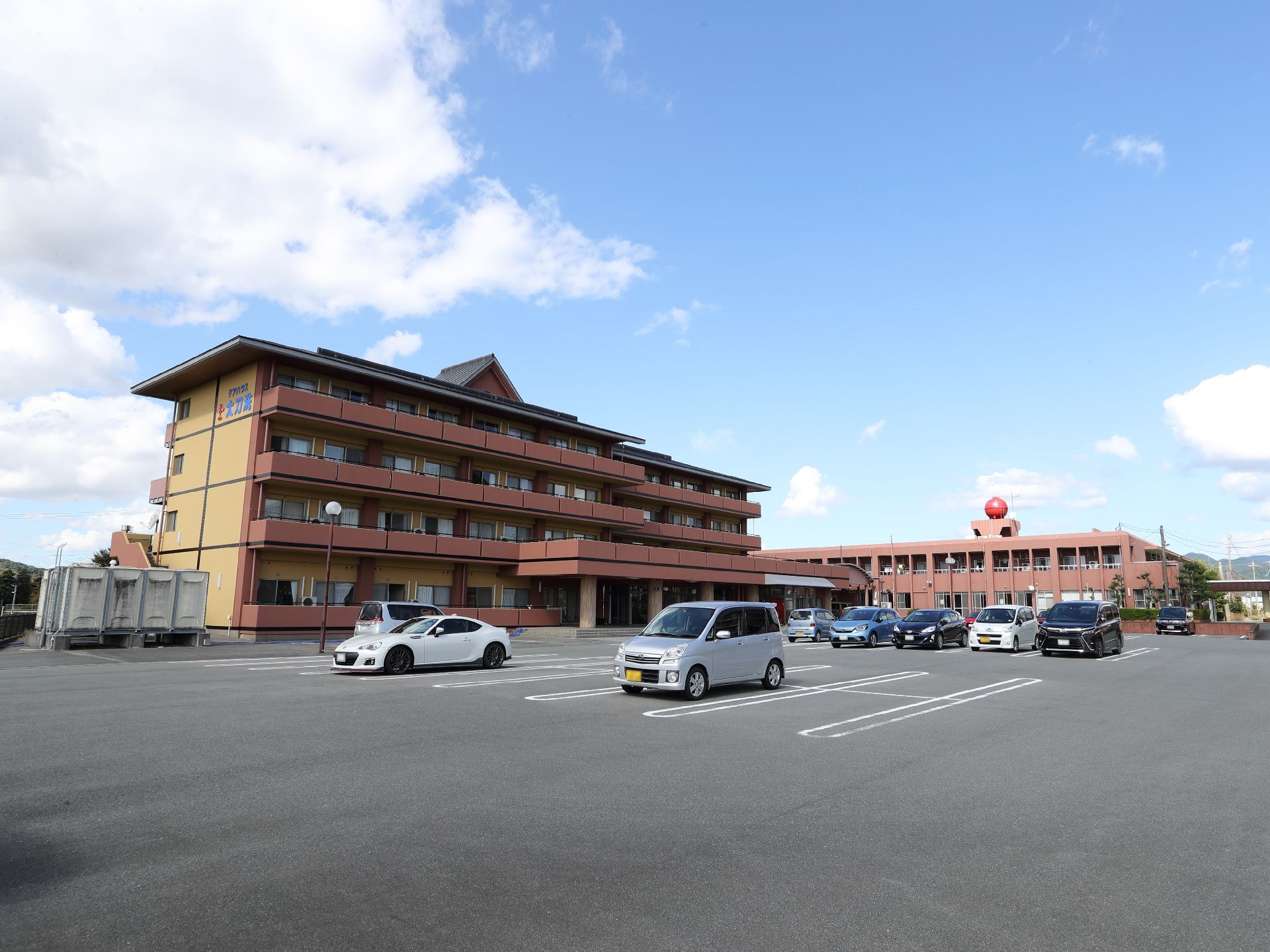 ４階建てで駐車場が近くに立地している介護施設