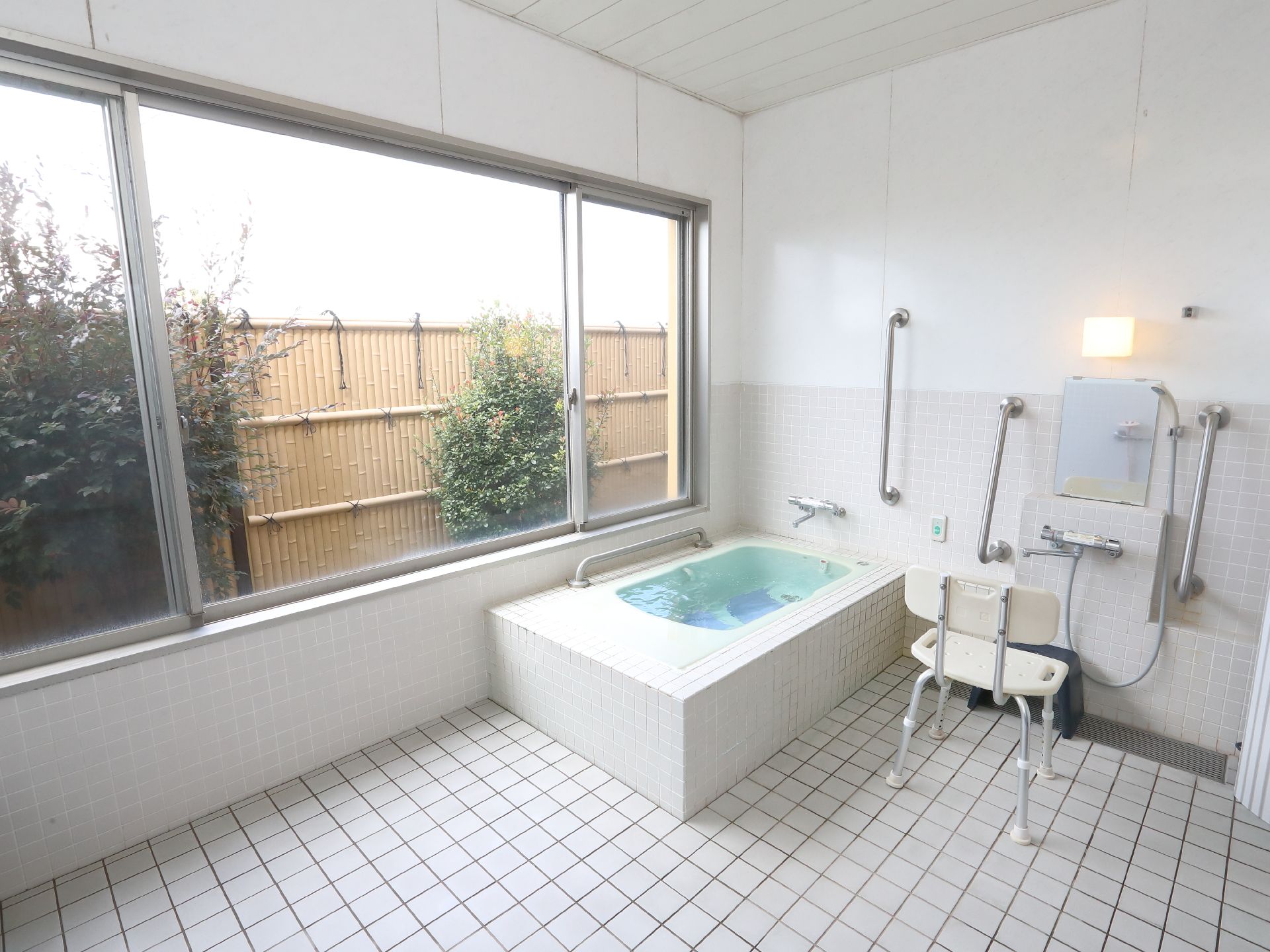 手すりが取り付けられ、髪や体が洗いやすいように工夫された浴室