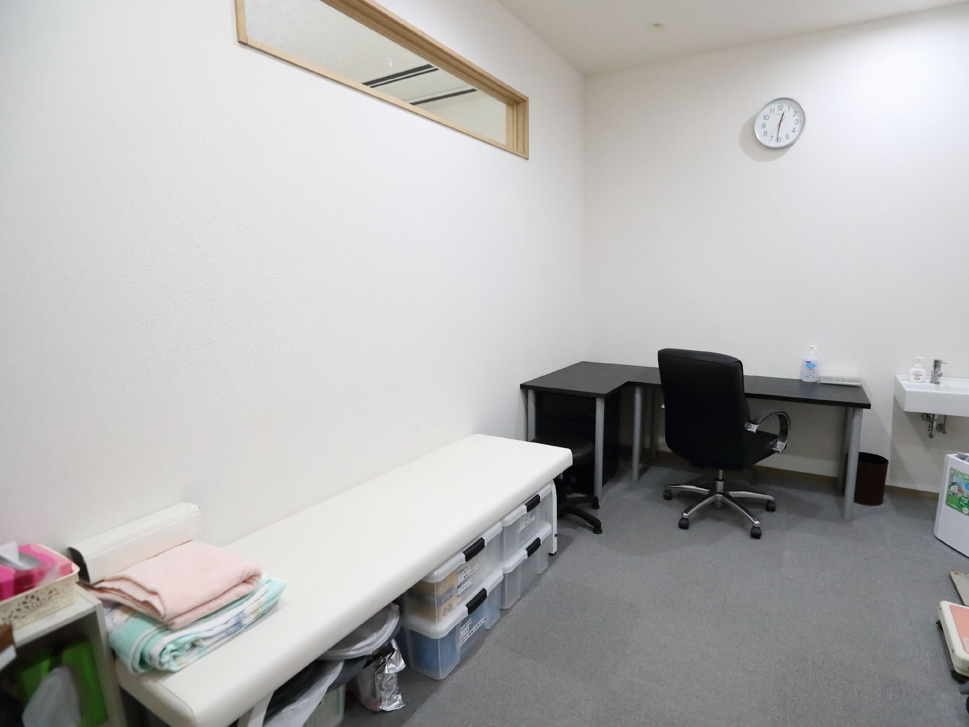 入居者が休むためのベッドが設置されている保健室