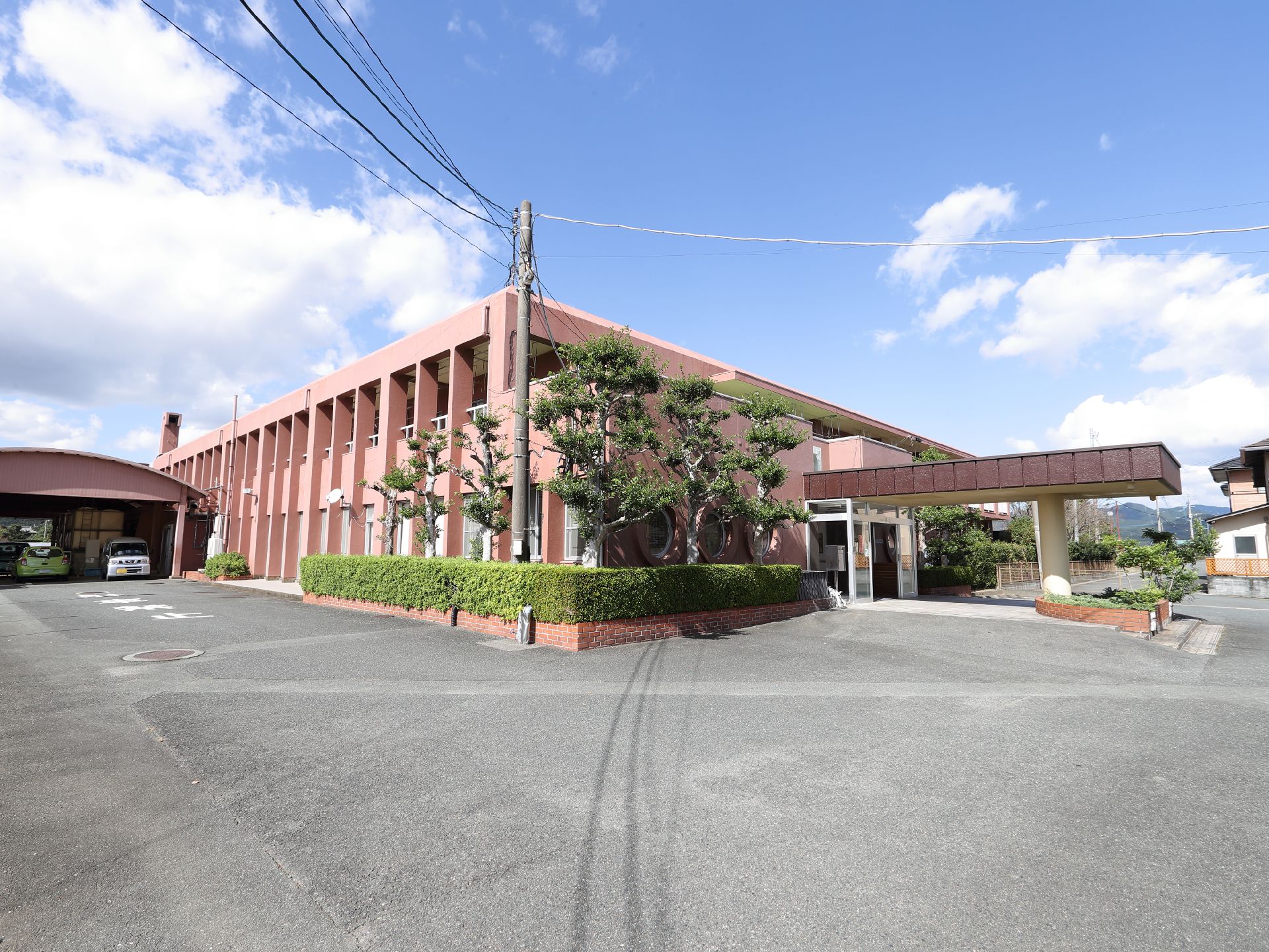 駐車場の出入り口から見た施設全体の外観