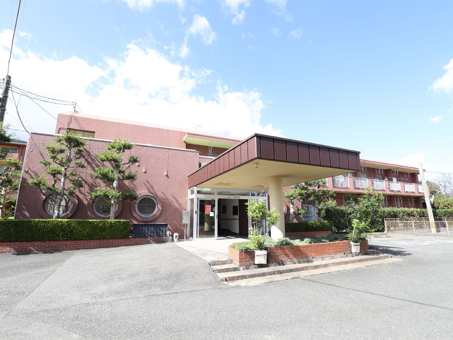 駐車場から撮影した介護施設の外観