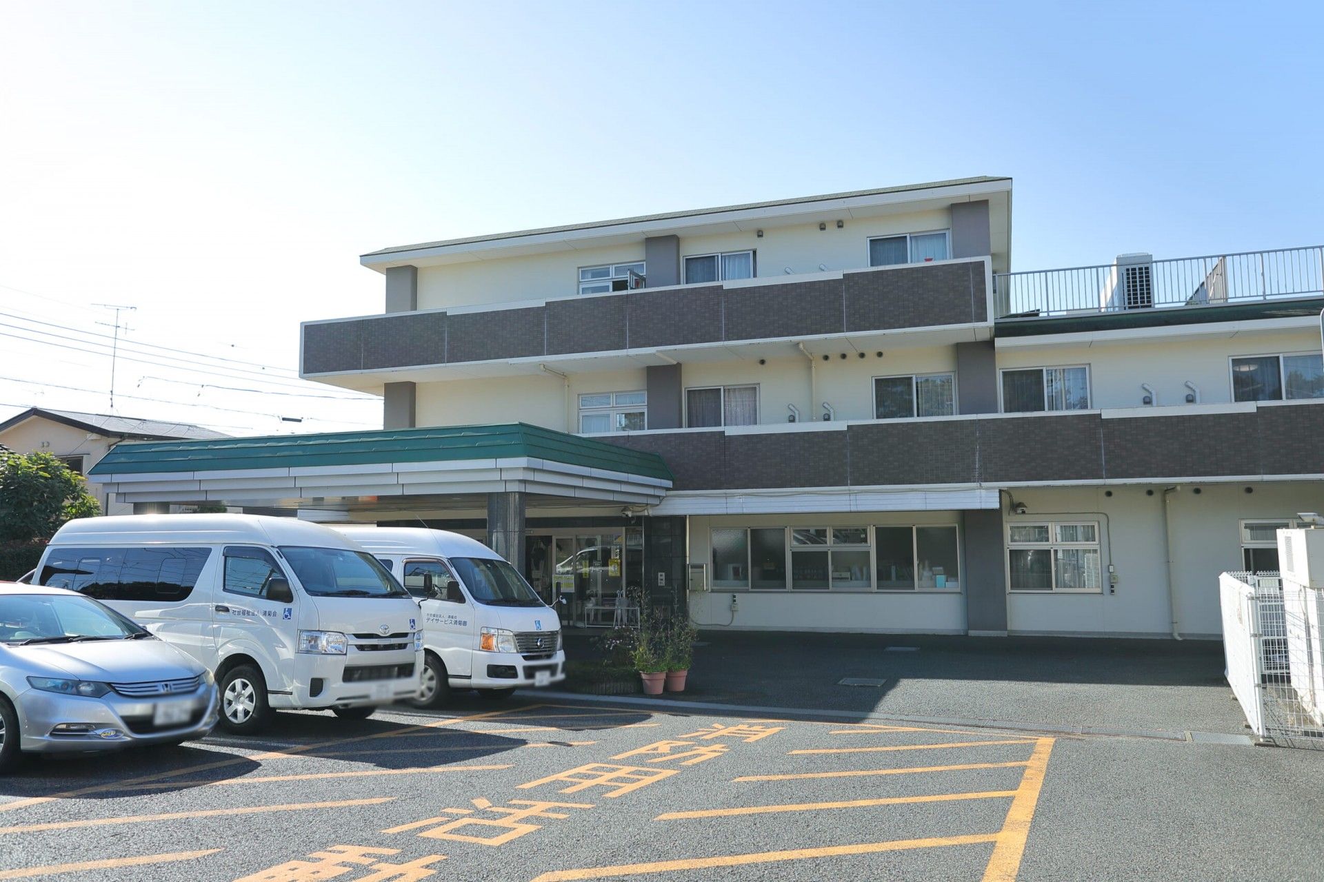 建物の外観と駐車場