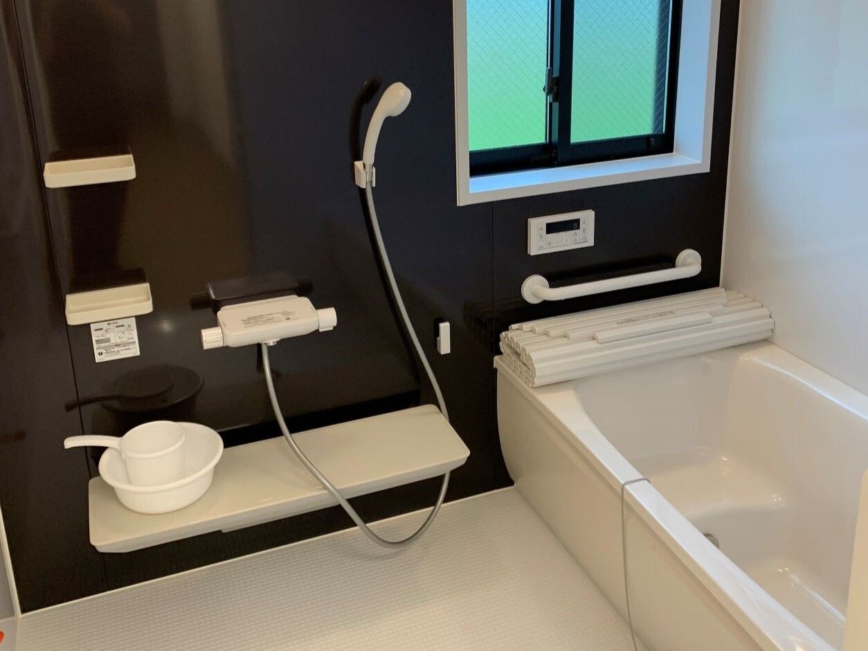 カーテンのない窓が付いたフローリングの部屋には家具や家電は置かれていない。