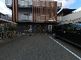 駐車場と建物の外観