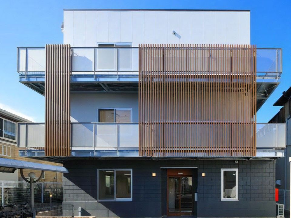 各フロアにベランダが付いた3階建てで建物の玄関先にはガラス戸が付いていて、駐輪場もある。
