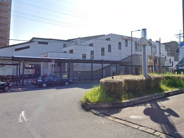 タクシー乗り場には数台のタクシーが止まっていて、階段を上って駅に入るデザインとなっている。