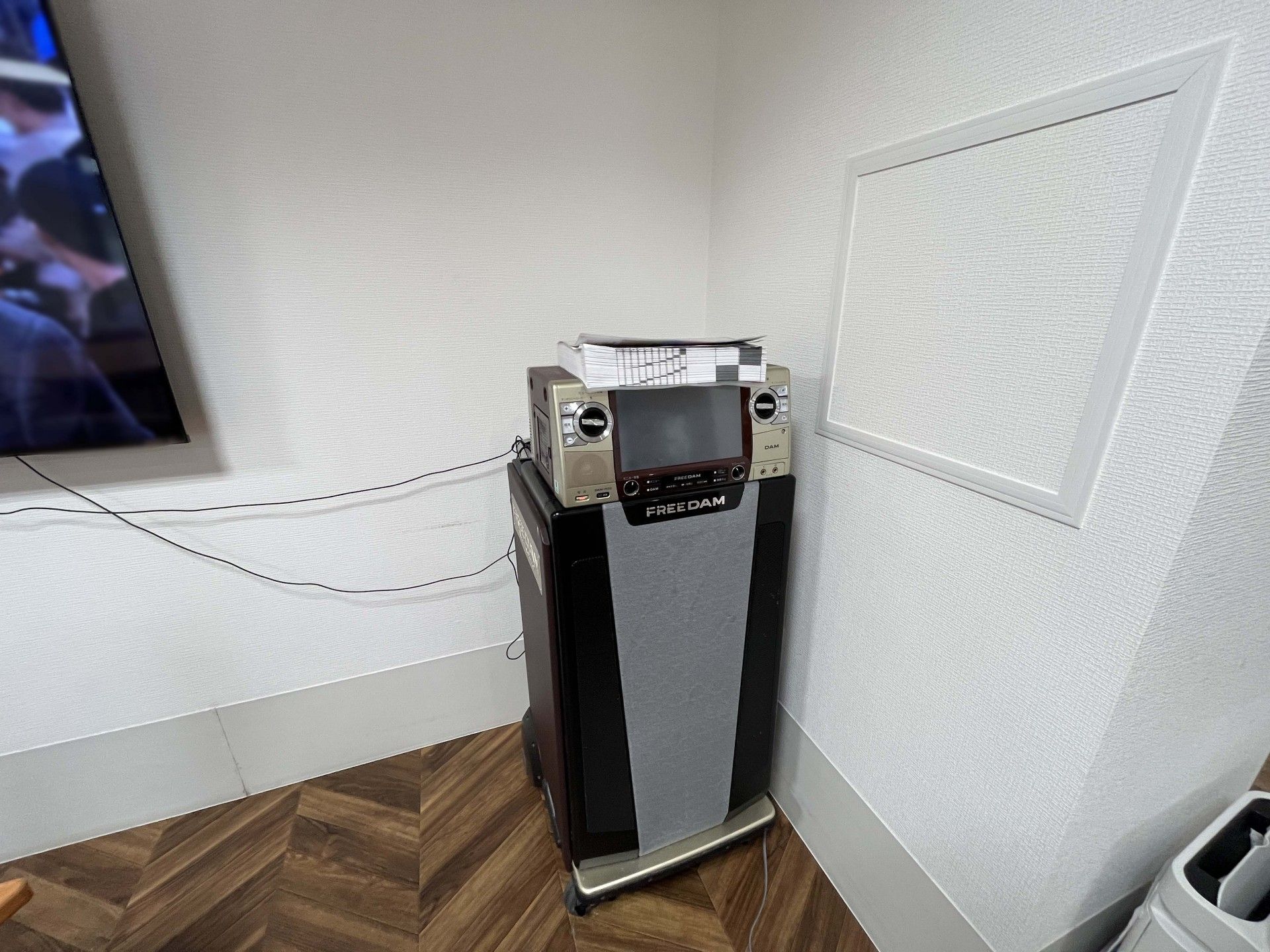 カラオケ機器のある部屋