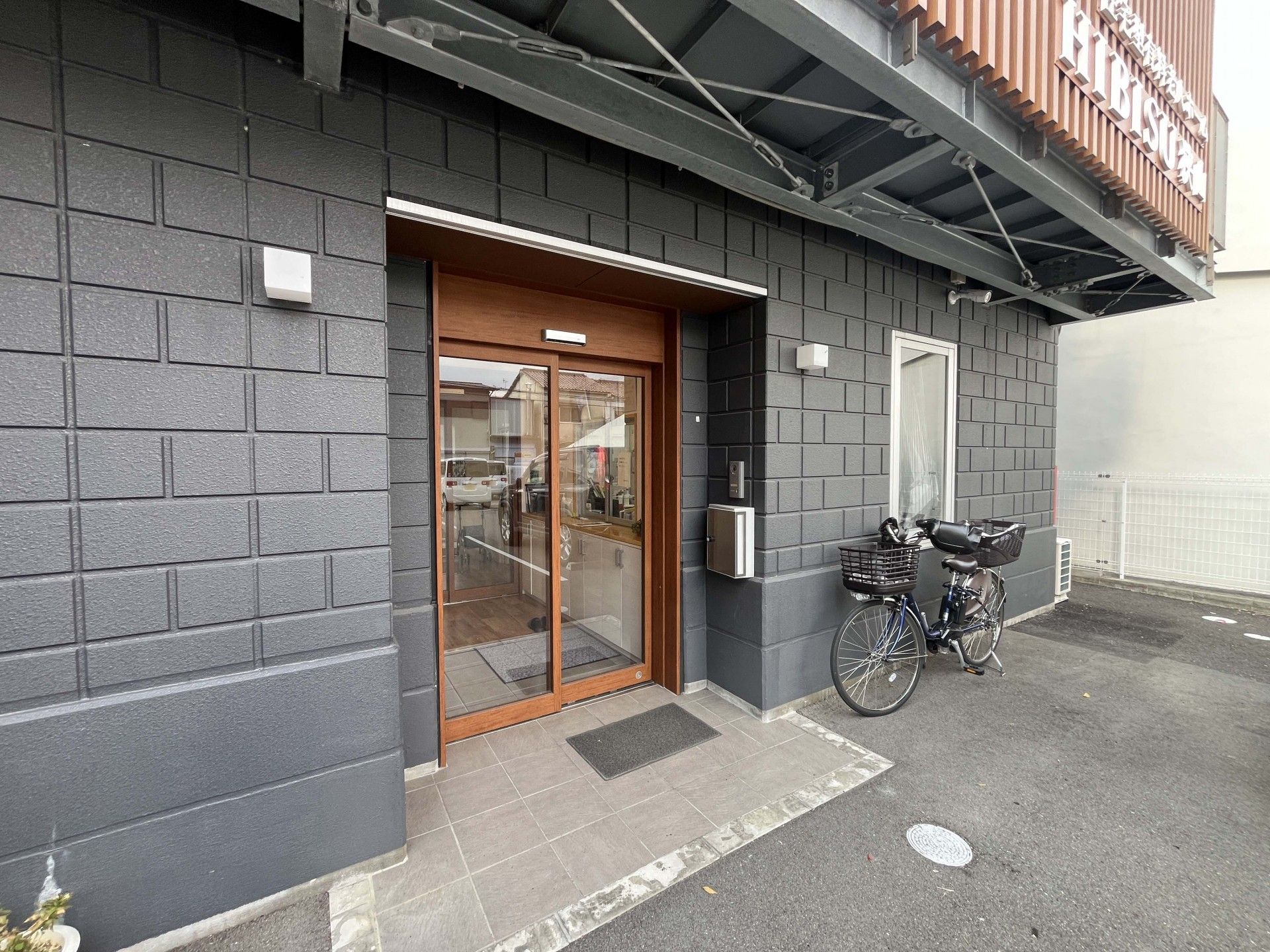 自転車が置かれた玄関