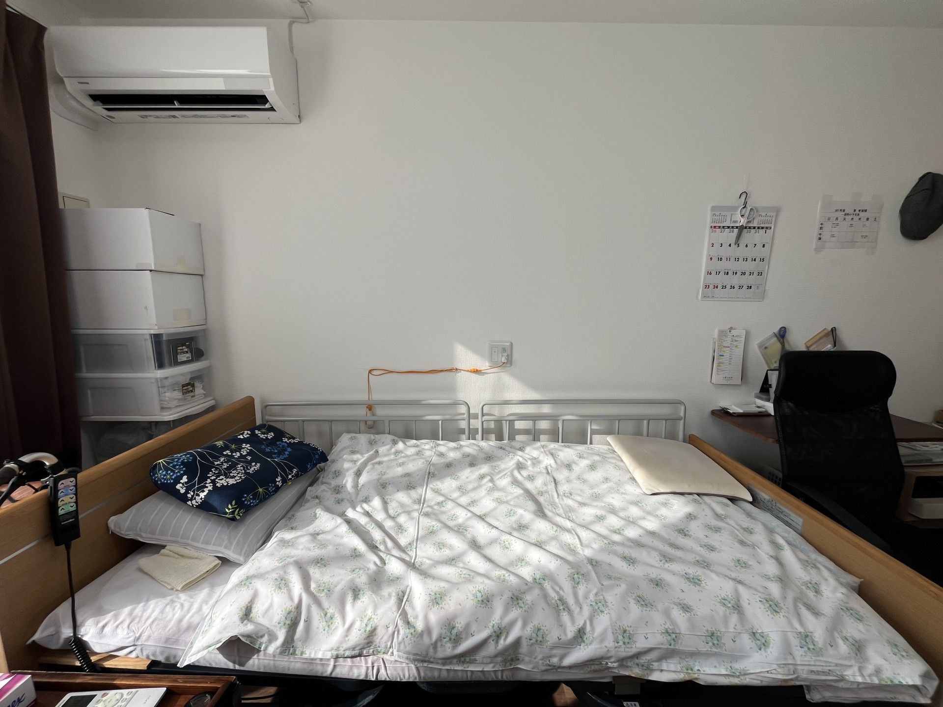 ベッドと机のある部屋