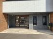入口の明るい施設外観