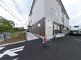 介護施設の外観と駐車場