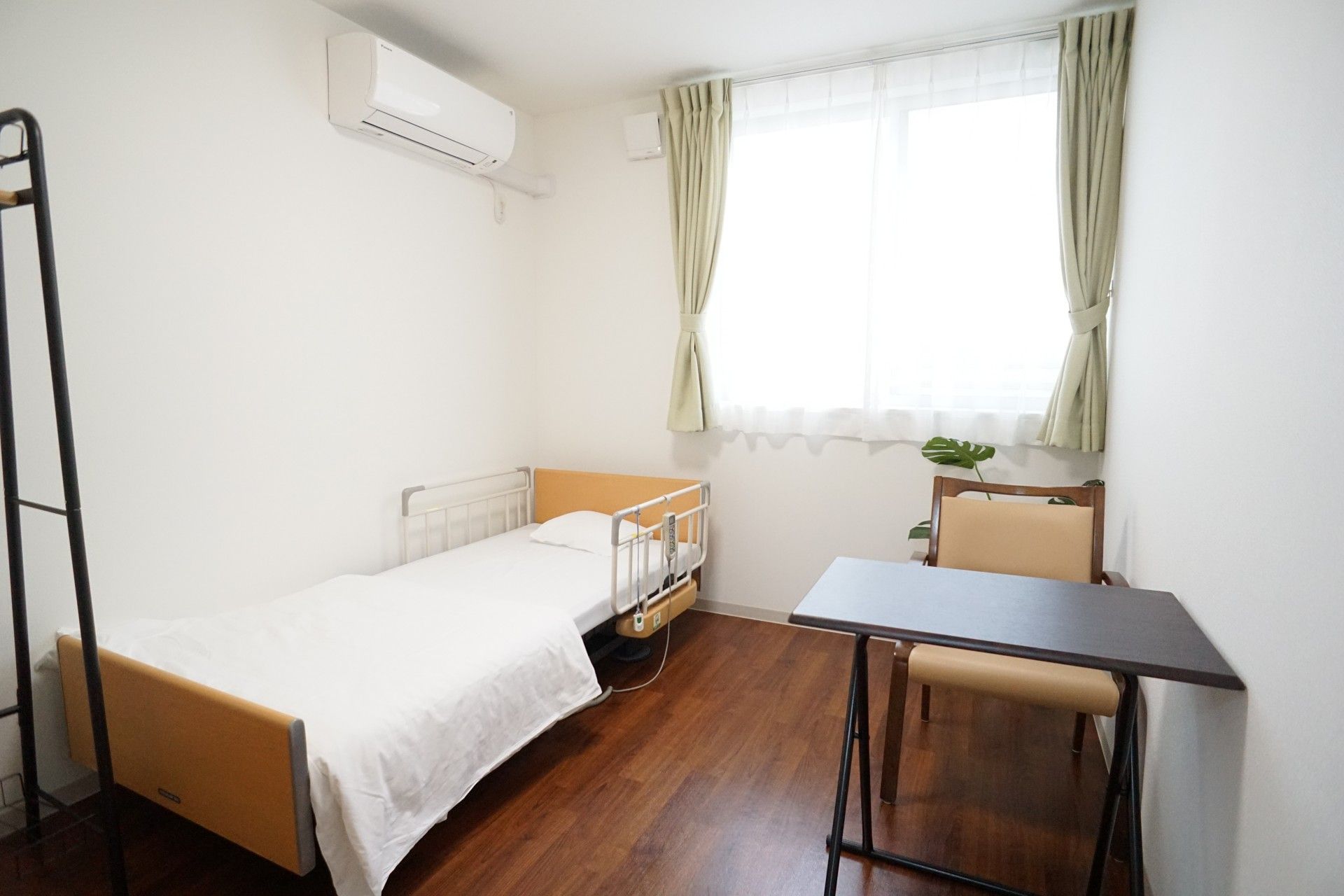 エアコンや介護ベッドのある部屋