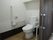 介助スペースが広いトイレにはスライド式のドアが設置され、両サイドに手すりが付いている。
