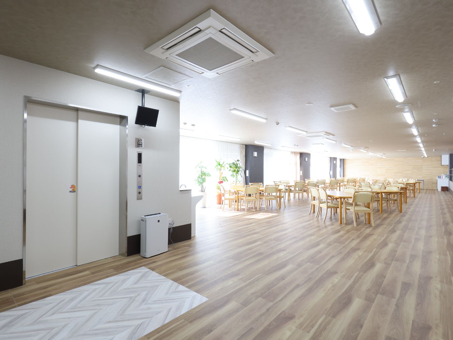 テーブルを挟んで椅子が設置されている共有スペース