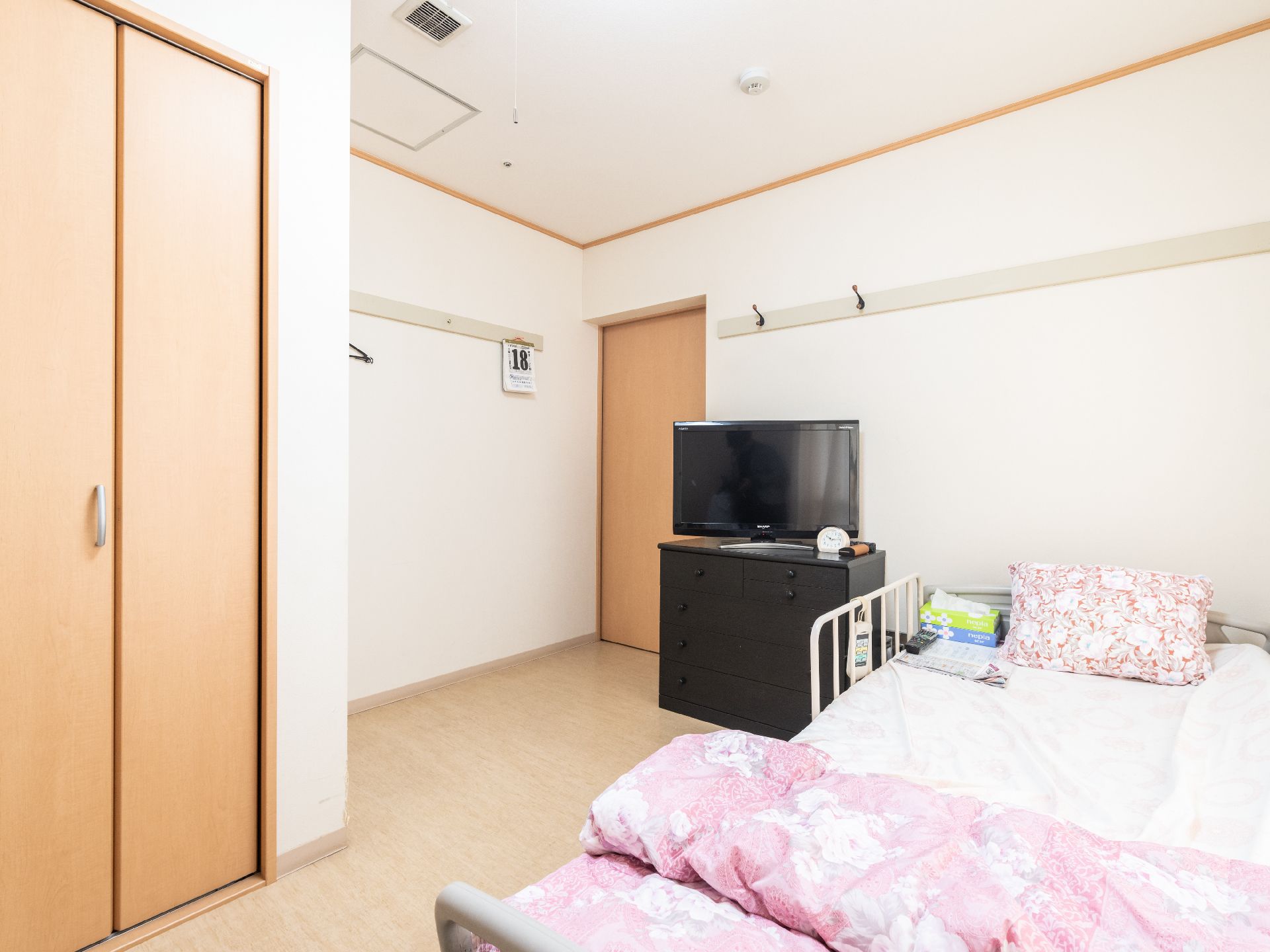 窓があるので日差しが差し込む広々とした居室