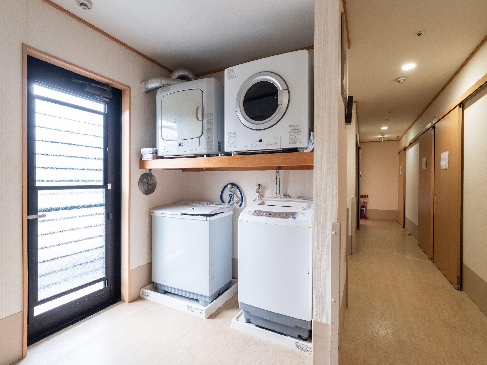 入居者が利用できる洗濯機、乾燥機が置かれているランドリー